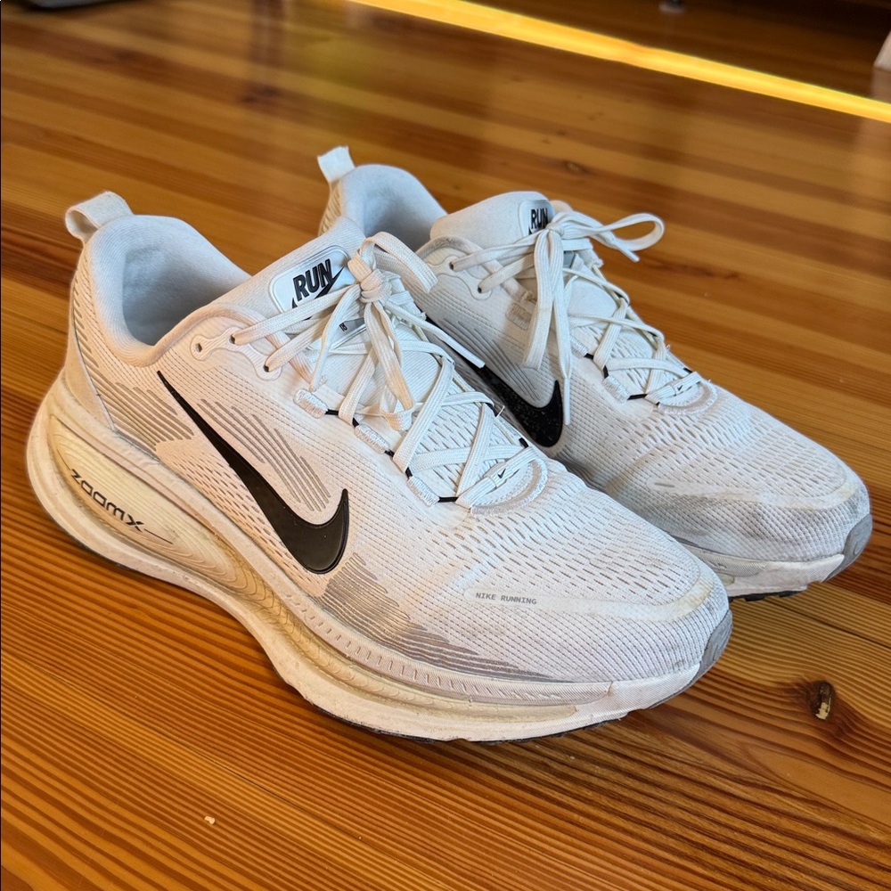 Nike Vomero 18 ZoomX Men’s 11.5 White and Black Athletic Shoes S14